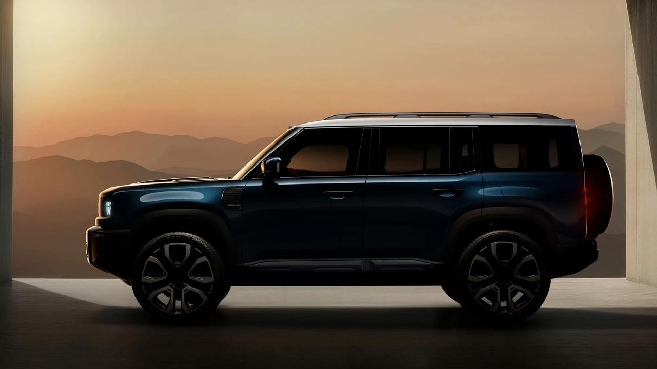 吉利汽车的方盒子硬派越野终于要来了，命名银河战舰700，有大梁、三电机四驱。
