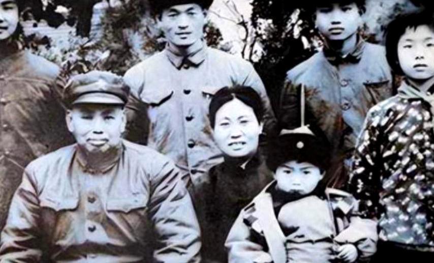 1979年，中央下令拘捕许世友将军的儿子，许世友闻讯拍案怒吼："毙了！现在就毙！