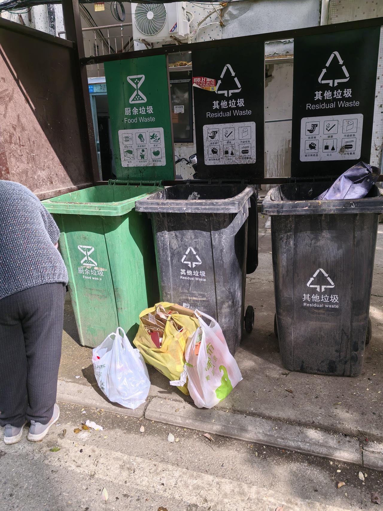 今天运垃圾的和我们保洁师傅搞起来了，原因是他们只拖绿桶不拖蓝桶，杂牌子桶更不拖，