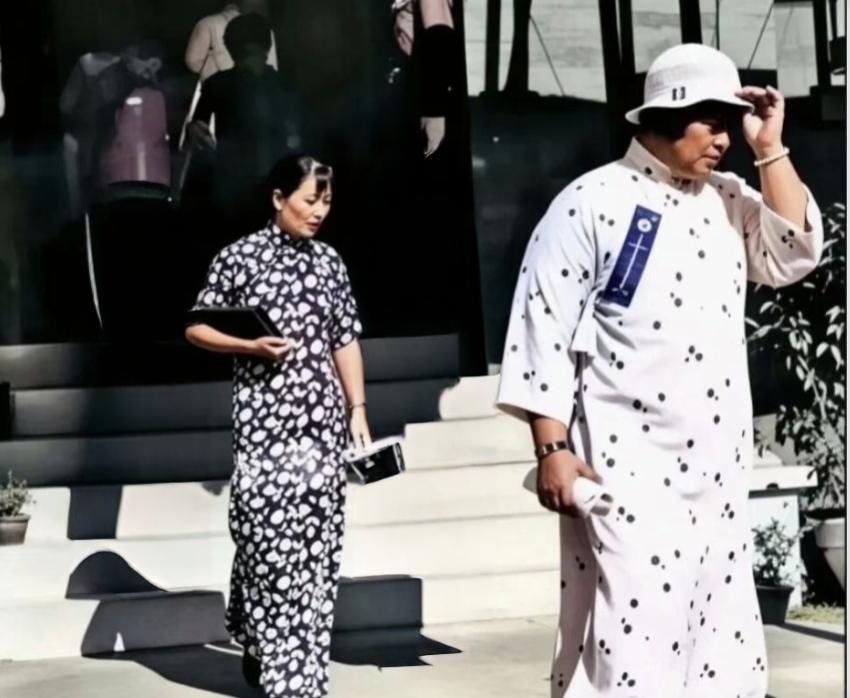 蒋介石老婆跟在汪精卫老婆身后默默的走着，两人形同路人！路过的老师赐教这张照片拍摄