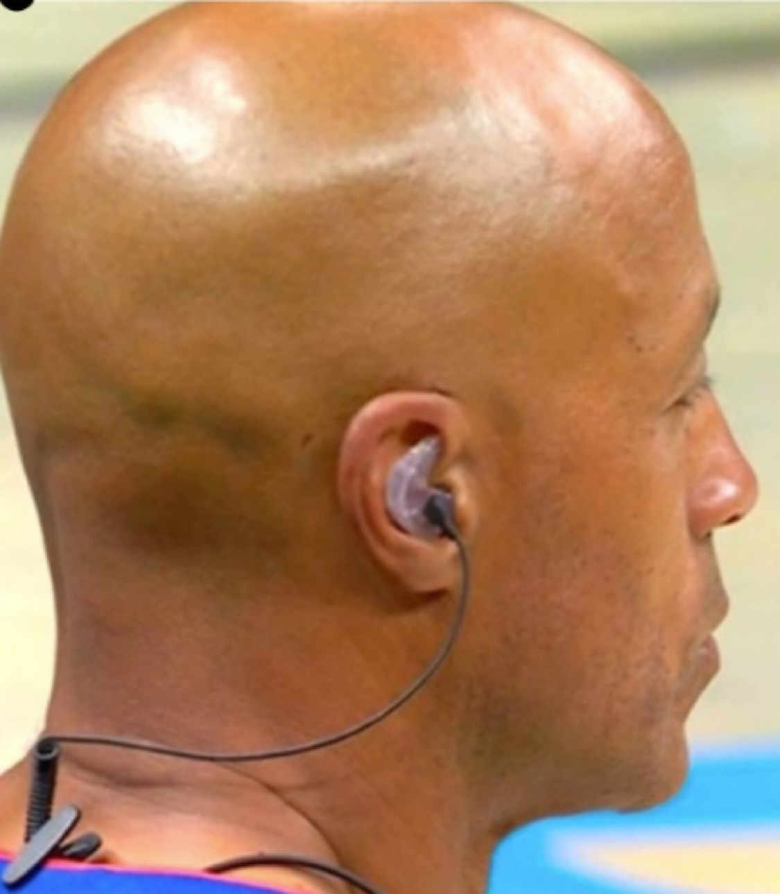 从明天开始，NBA裁判将在比赛期间佩戴耳机与回放中心进行实时沟通。 ​​​