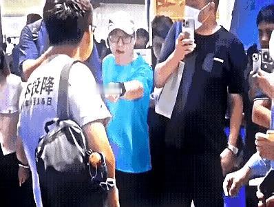 在大街上穿件普通T恤，居然也能被莫名其妙扣上“极端”的大帽子，这年头有些人管得是