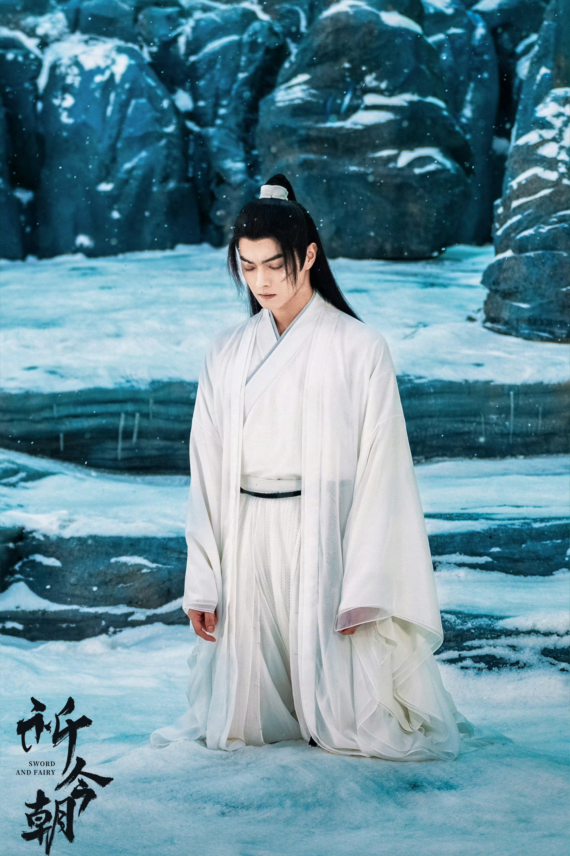 #许凯白衣高马尾造型# 许凯《祈今朝》中，他的白衣高马尾造型，宛如画中翩翩公子，