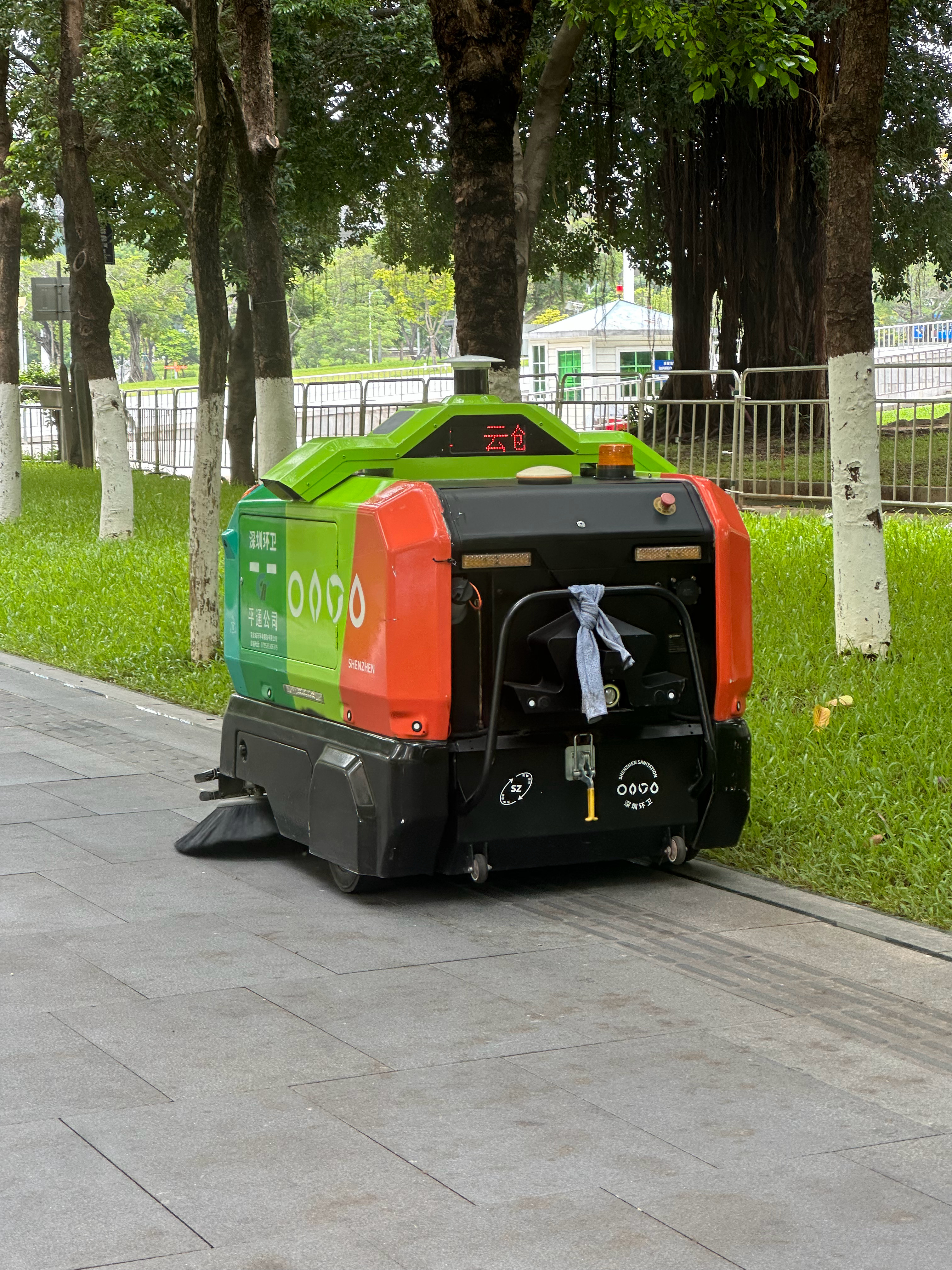 在深圳不努力，或许扫地都没人要了。