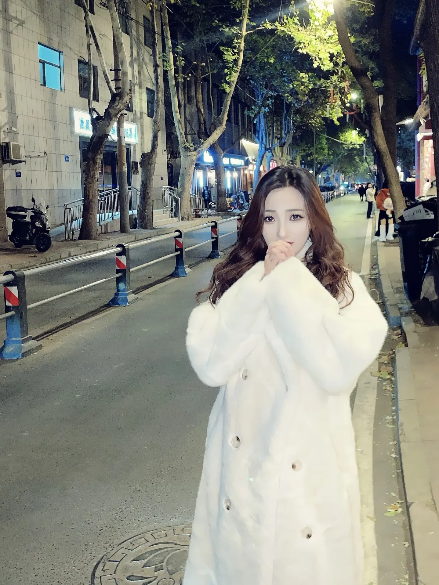 门铃响了 我本来想装听不见 可他敲了很久 我想无所谓 爱的人会破窗