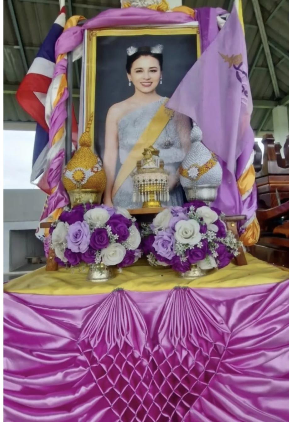 6月3日，是苏提达王后48岁生日。为了庆祝王后生日，大街小巷都挂满了苏提达王后肖