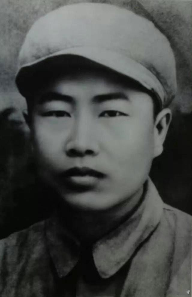 战斗英雄董存瑞，在解放隆化县战斗中用左手托起炸药包，舍身炸毁敌人碉堡，英勇牺牲。