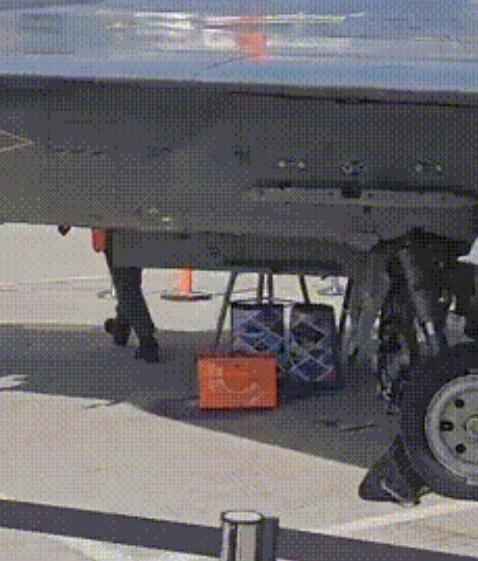 阿联酋迪拜的航展发生一件令人瞠目结舌的事件。印度空军参展的“光辉”战机在静态展示