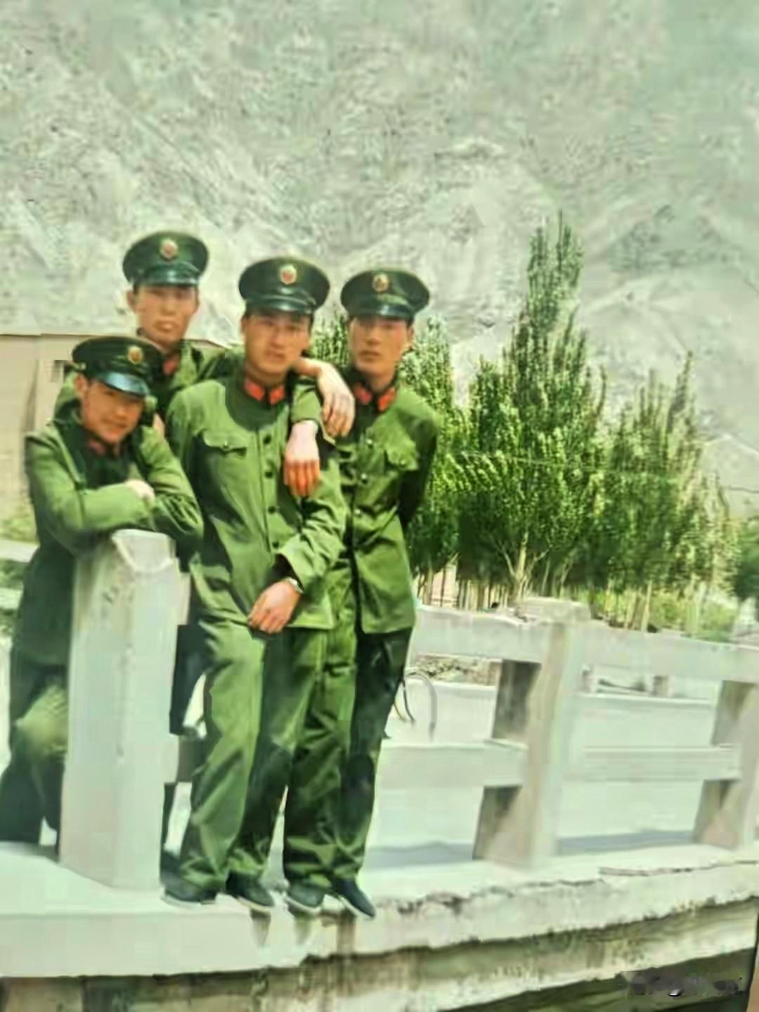 难忘和静钢铁厂门口的水泥桥。
  “和钢”是和静钢铁厂的简称。当年，因为我们部队