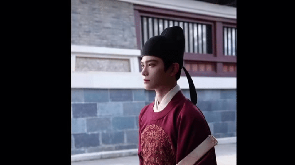 大家快来看啊这个卫韫偷吃道具，还小猫爪挥挥，还小苦瓜脸装可怜！救命啊，简直萌神降