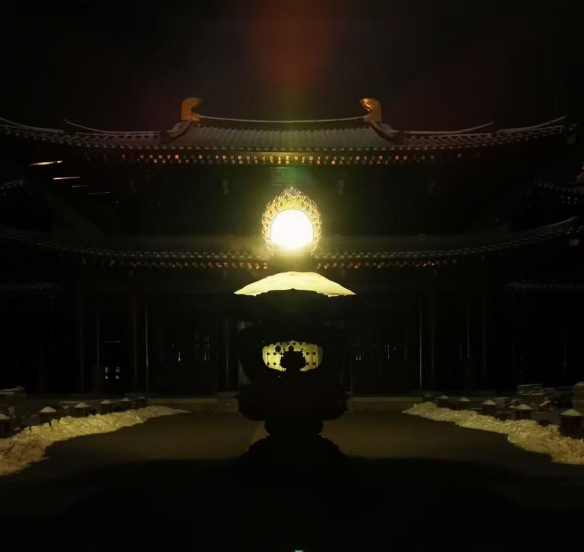 把自己活成一道光
因为你不知道
谁会借着你的光 
走出了黑暗

请保持心中的善良