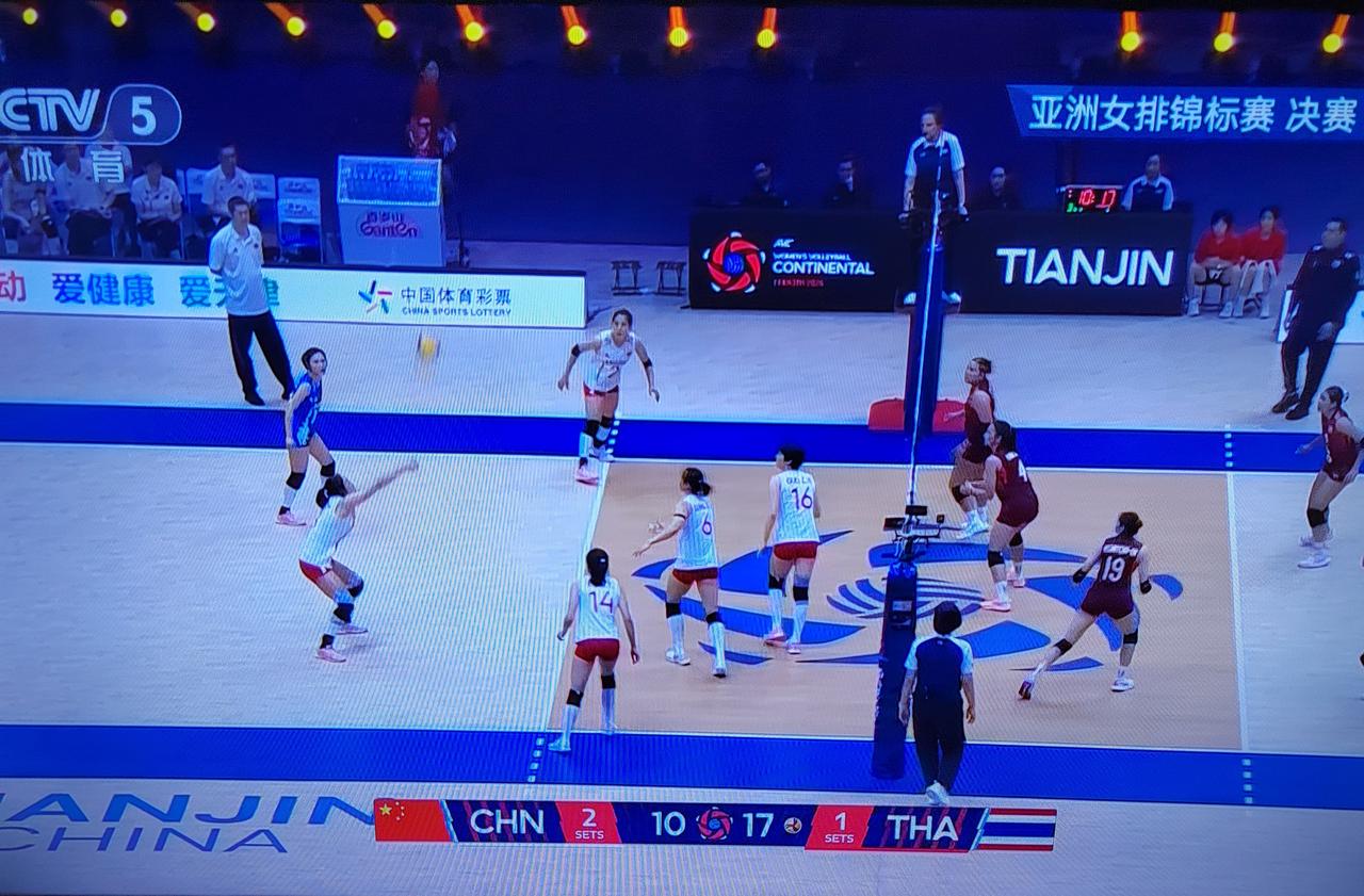 中国女排输泰国女排，亚洲第一张奥运会门票被泰国女排拿走。

刚刚结束的女排亚锦赛