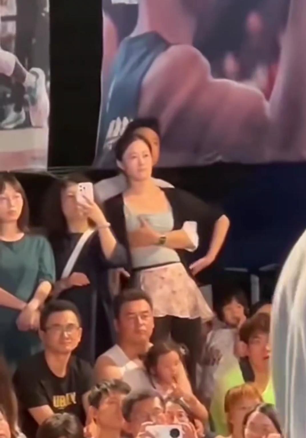 篮球场边有一对情侣在做不雅动作！

近日有网友在观看一场篮球比赛时意外发现有一对