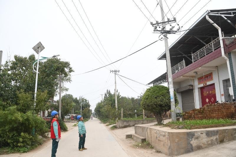 国网西安市临潼区供电公司：“红马甲”开展线路设备巡视，守护居民过暖冬
立冬过后，