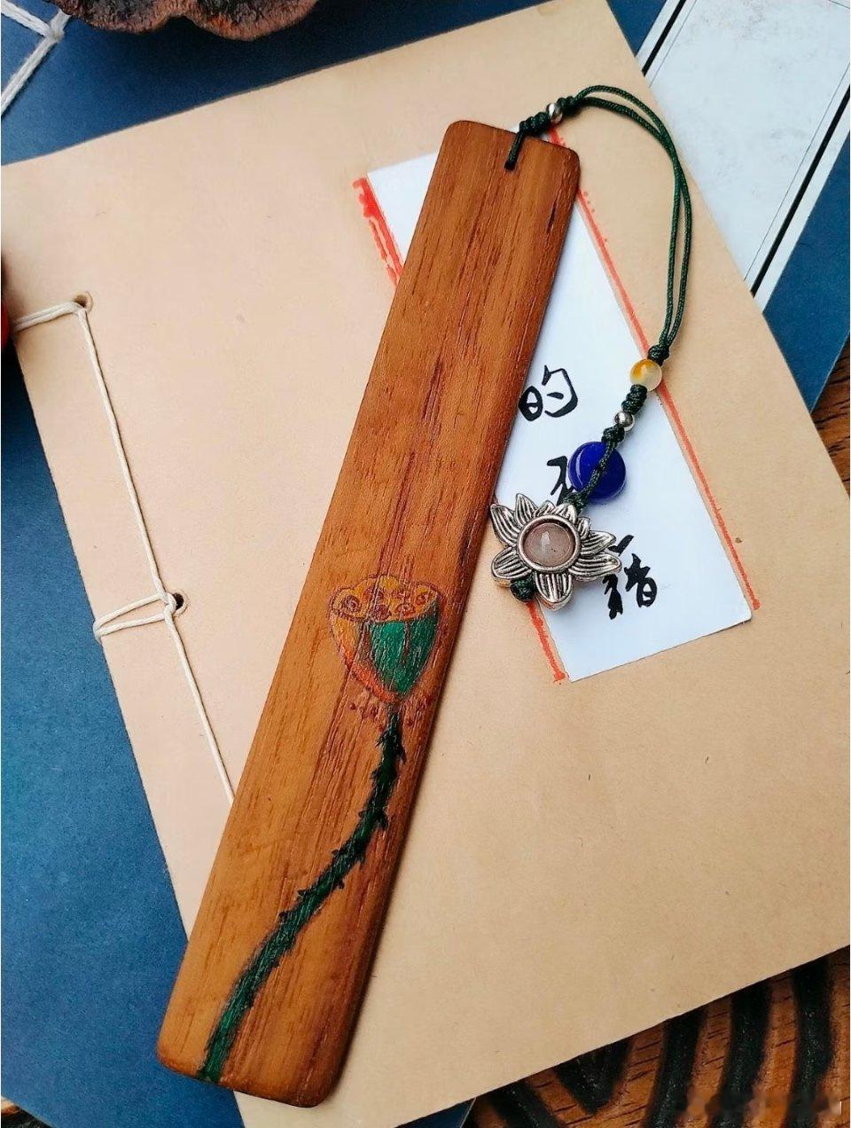 小千更钟爱木质书签[手指比心] ​​​