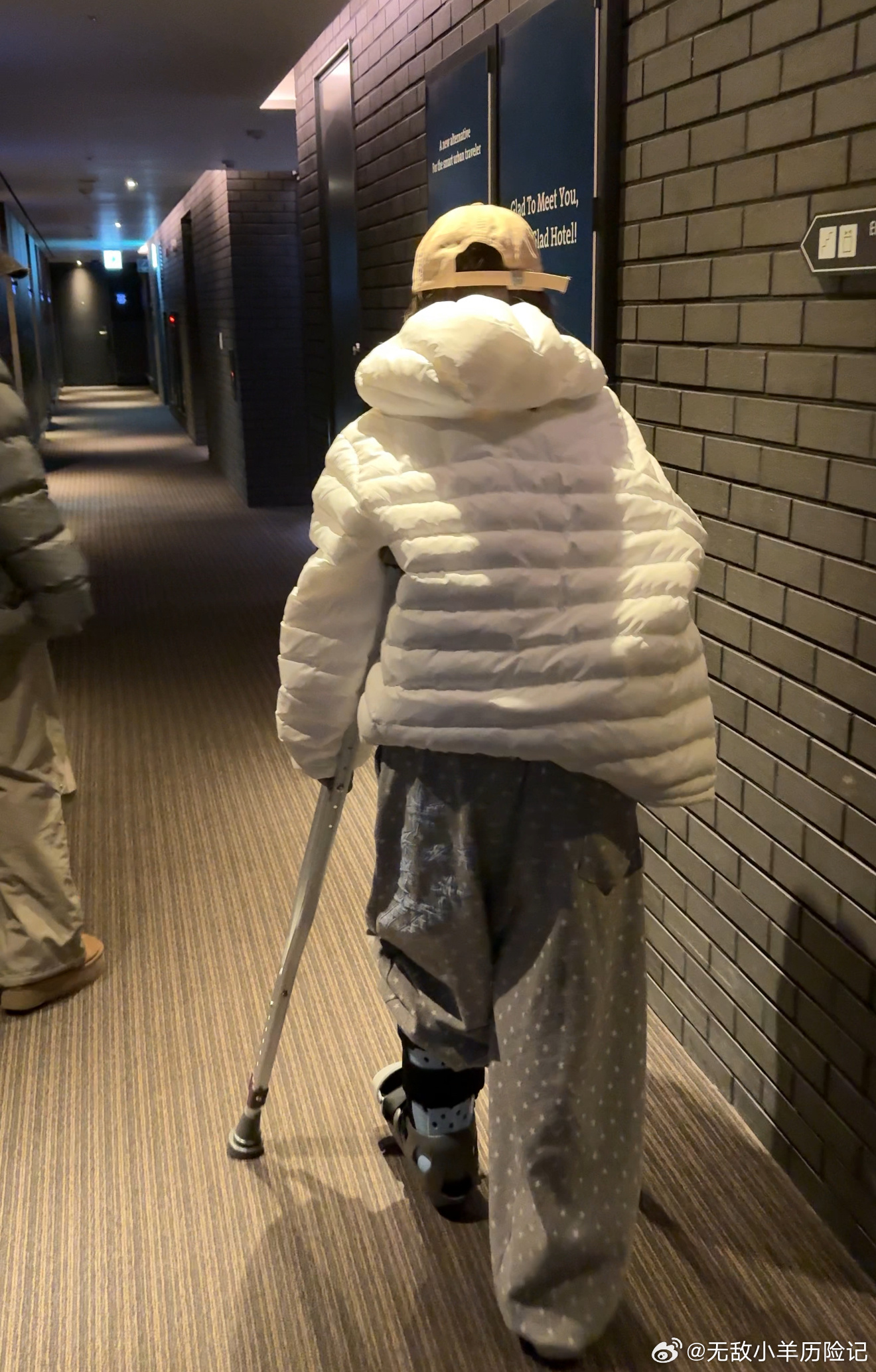 2026震撼开喝不光qq摔了拄拐七七和q的护照都喝丢了明天去警察局挂失然后出发大