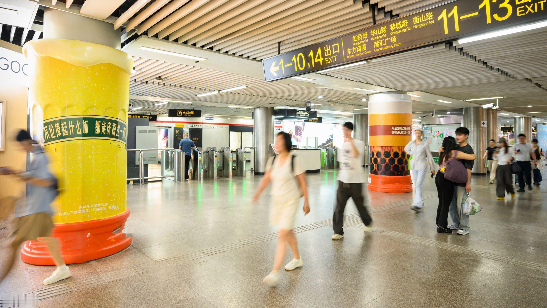 在上海地铁站里捧起了大力省杯上海地铁解锁属于普通人的大力省杯巨型大力神杯亮相上海