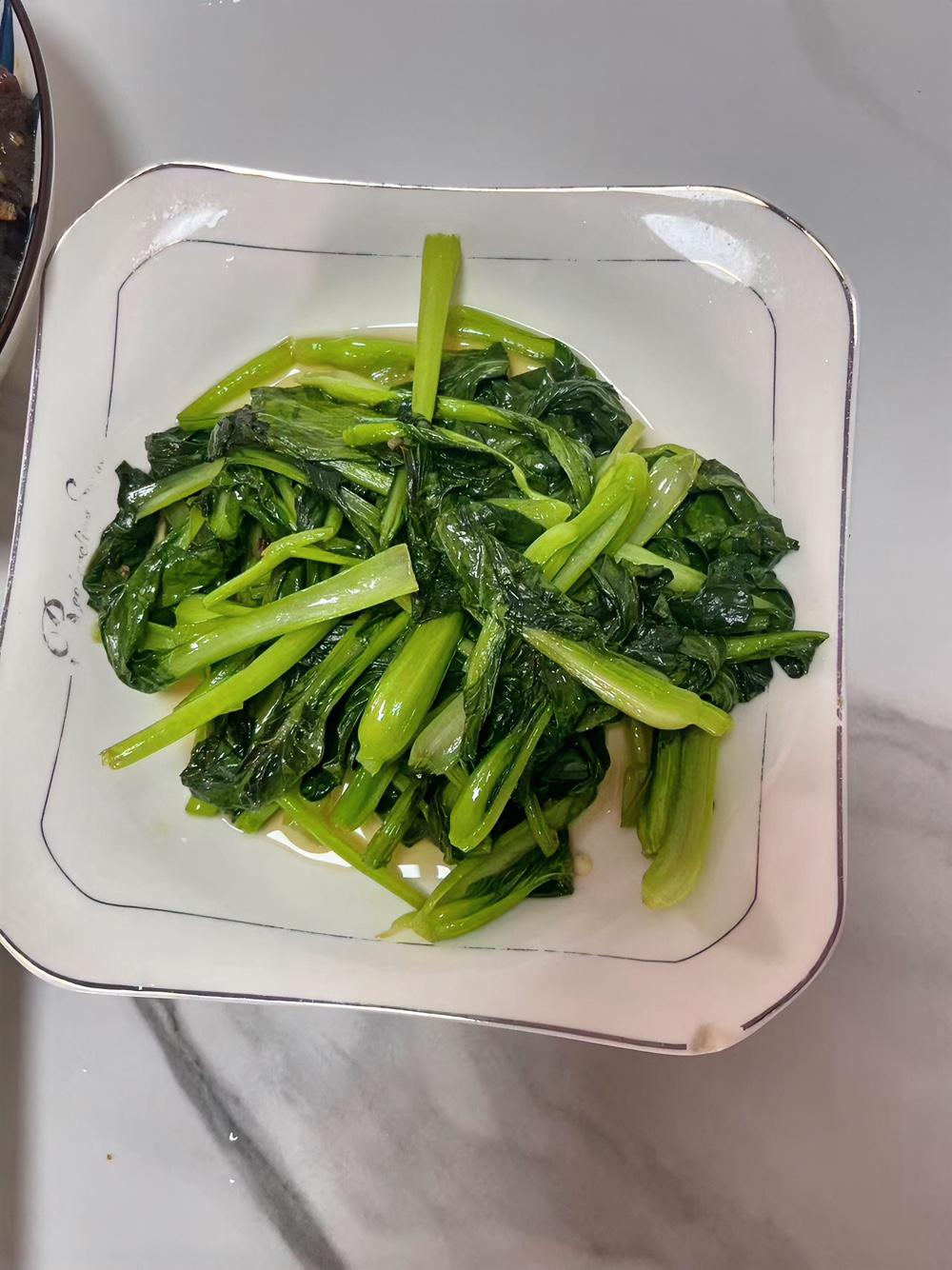 今天中午这盘清炒青菜，可是小姨家自己种的，那吃着叫一个香！

绿油油的菜叶子嫩得