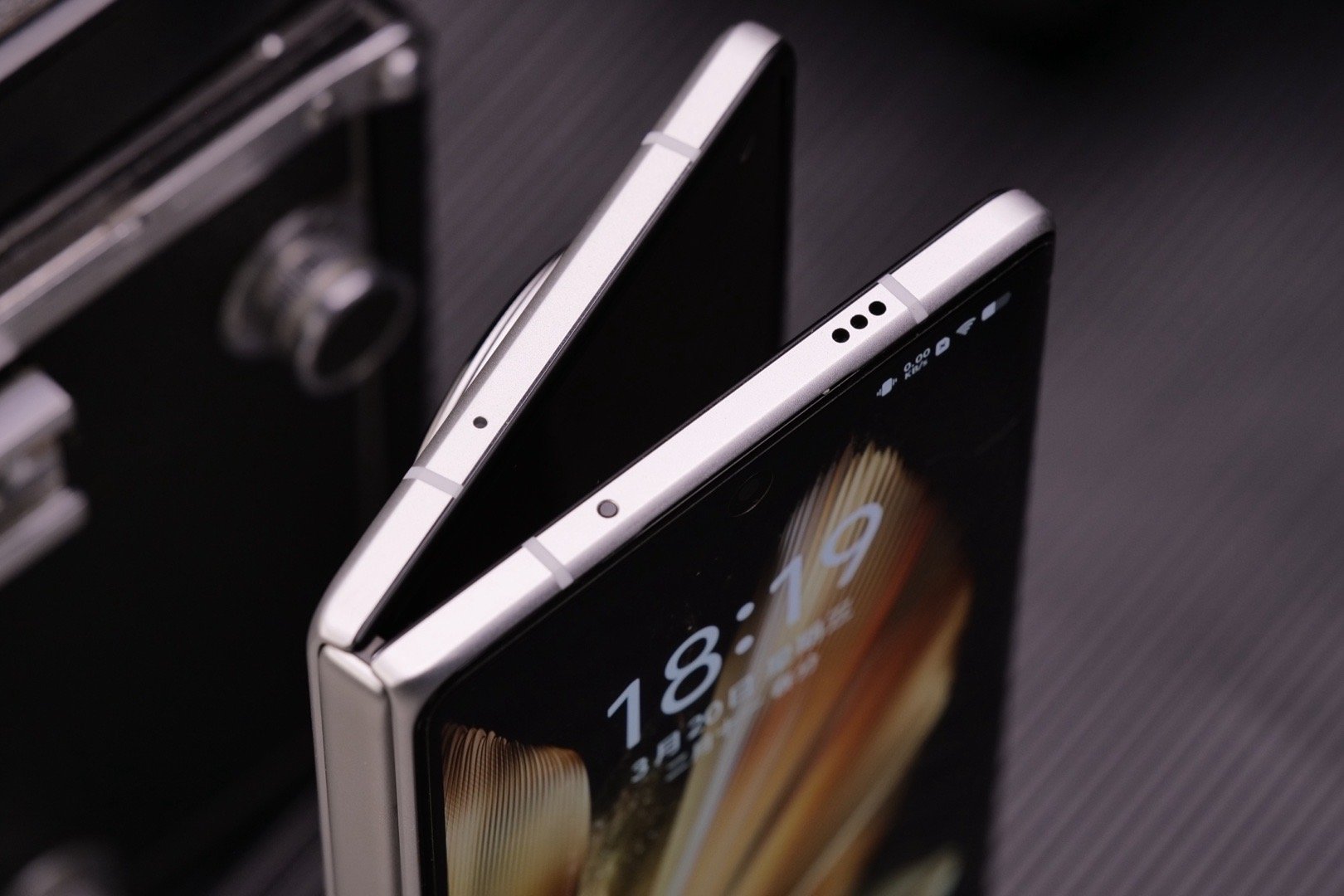 之前折叠屏技术可能存在各种不足，蓝厂vivo X Fold3Pro绝对是折叠屏市