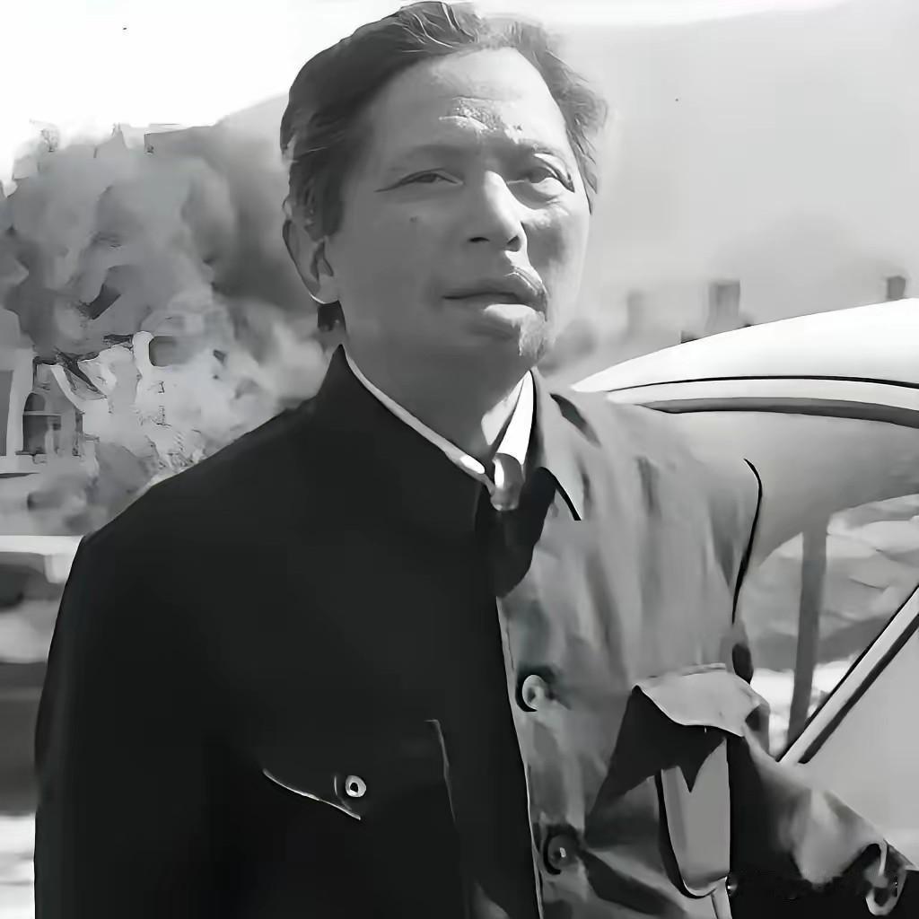 佩服！黑龙江退伍老兵打油发现油票印章名字当场愣住，原部队军长连夜赶来，竟看到《谁