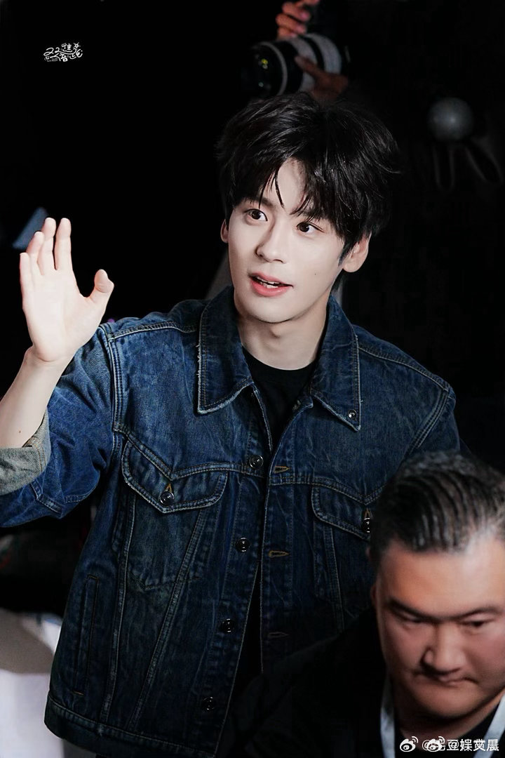 我也是和魏哲鸣碰上拳比上心了 谁能拒绝温柔又宠粉的魏哲鸣！追剧团现场碰拳比心，散