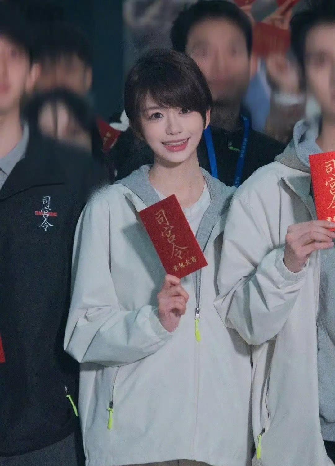 直接看愣了，黄晓明这审美，真是活化石级别的。
新签的白翊汝，眉眼轮廓一出来，老粉