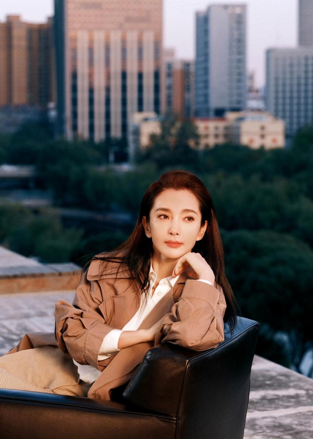 当北京CBD的天际线遇上秋日暖阳，李冰冰用一组露台大片，把“成熟女性的松弛感”诠