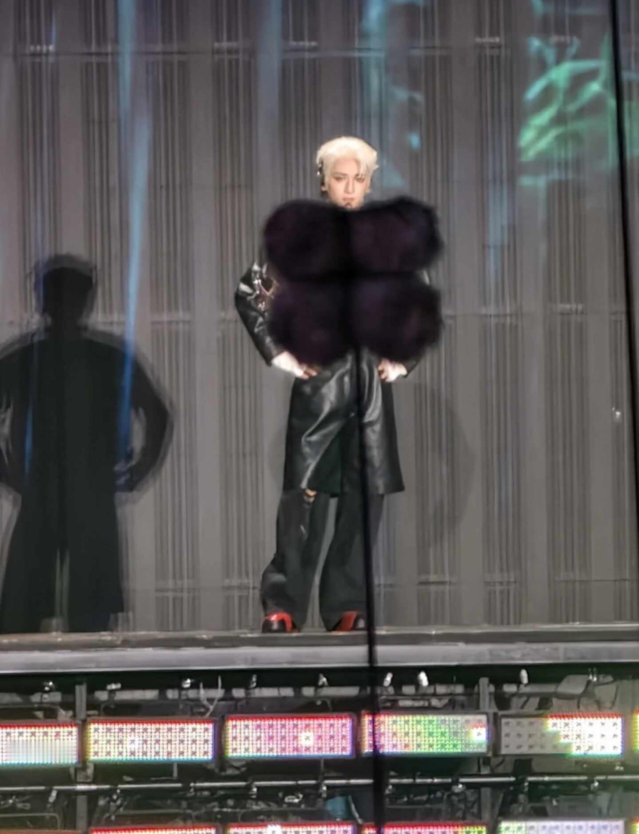 导图中 不好意思了翔哥 有点好笑 正好挡住了
严浩翔 演唱会现场