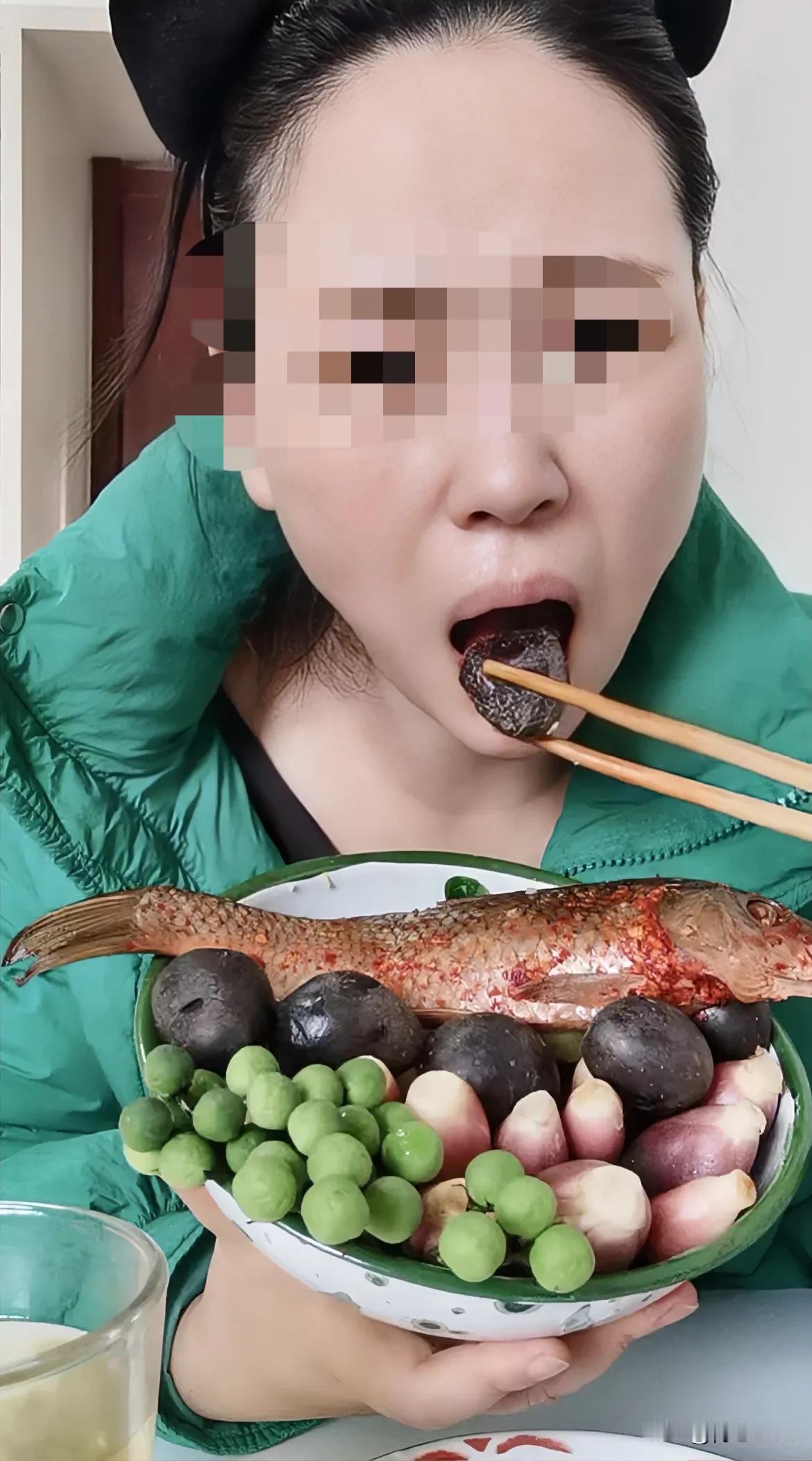 我是服了她！这个女的天天直播吃饭，几乎每天都会推荐给我。只要一打开手机刷视频，系