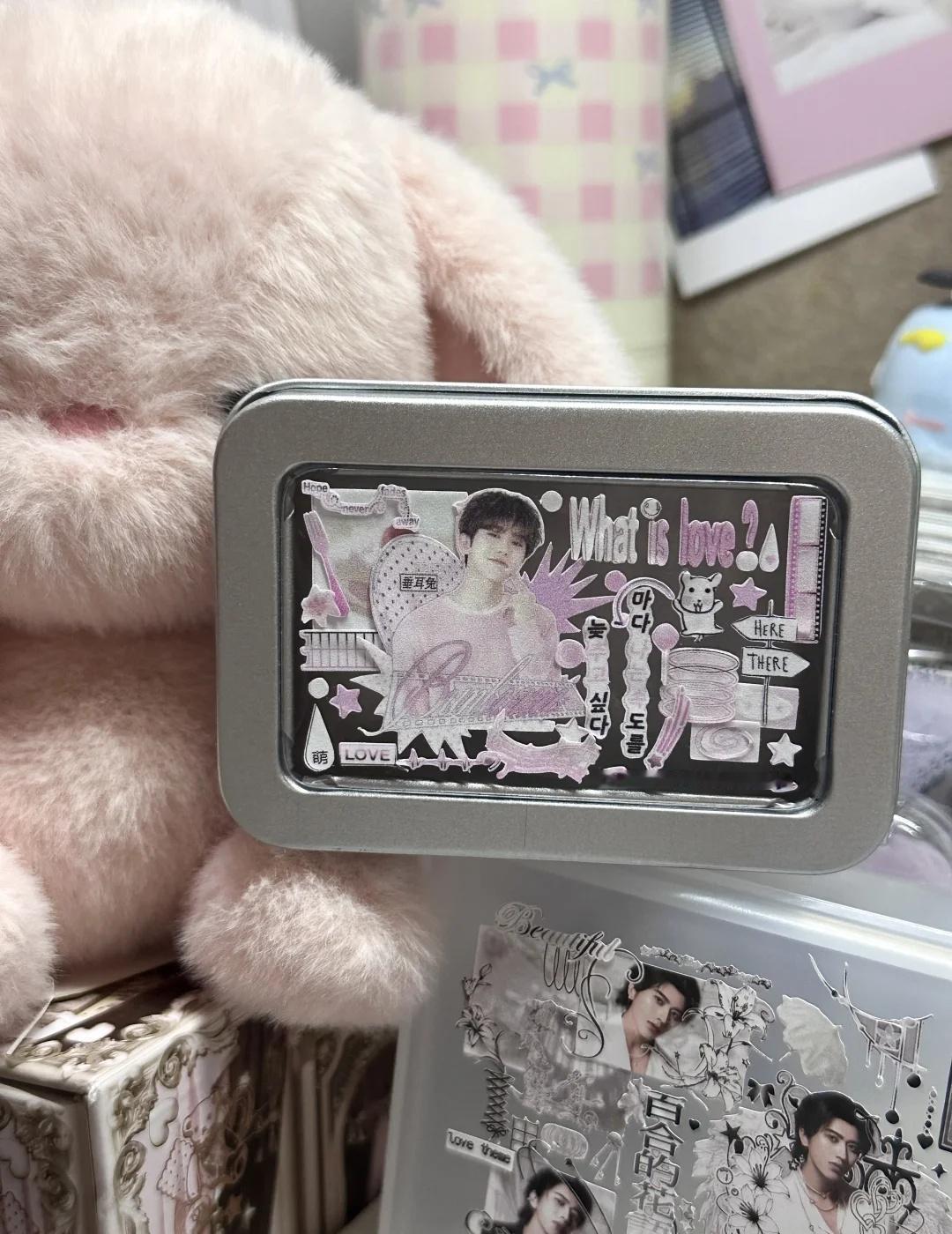 萌萌兔🐰
产出 蔡徐坤 好可爱的开窗铁盒，这个切膜贴纸也太好咕了吧
