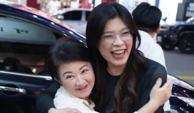 郑丽文刚来大陆2天，获得高规格接待后，卢秀燕终于没有一错再错了！

截止到4月8