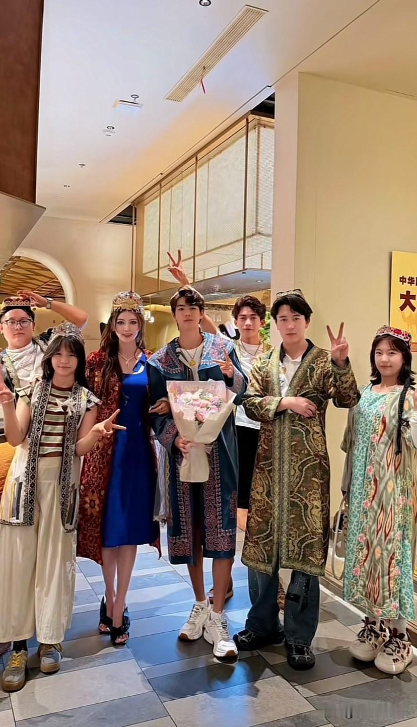 盈公主纳迪尔合体直播了，两个人公开又在一起了！
7月16日是纳迪尔23岁生日，盈