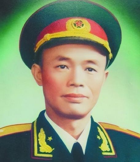 1967年，钟伟被人装进麻袋，抬上卡车，扬言要扔到河里，他拼命挣脱绳索，跳车逃生