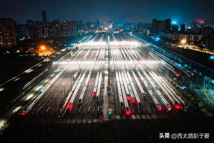成都假期高铁火爆！深夜动车基地犹如陆地航母

一到放假，来成都旅游的人特别多，不