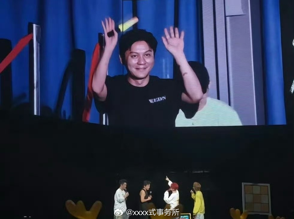 李晨在观众席 鹿晗他们在后台怎么拍[允悲] 而且他们吃饭也是挨着做的关系哪有不好