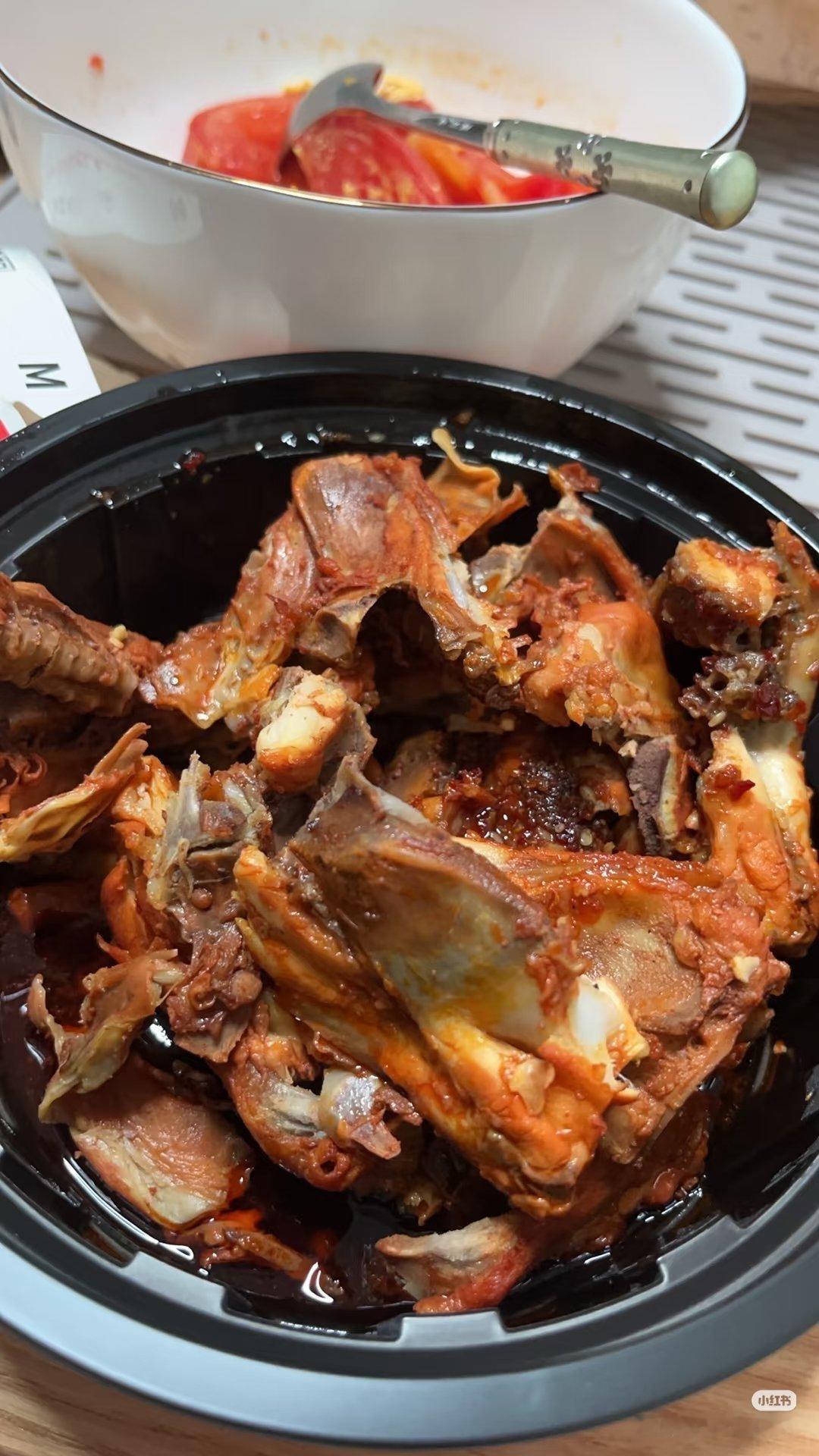 一直不理解鸡架这种食物 直到某天被朋友拽去路边摊，看着老板咔咔剁开浇上酱汁，嗦着