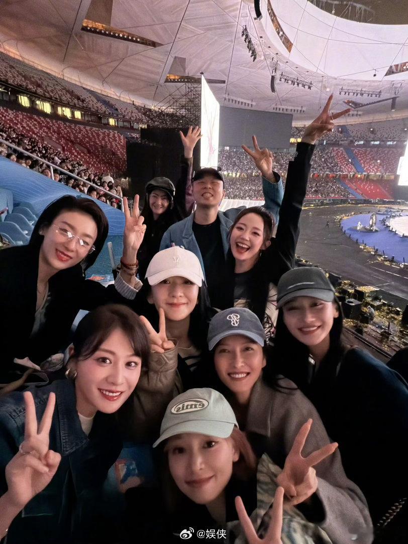 叶一茜带森碟看张杰演唱会 张杰演唱会秒变星光现场～杜海涛、谢娜还有浪姐们都来啦，