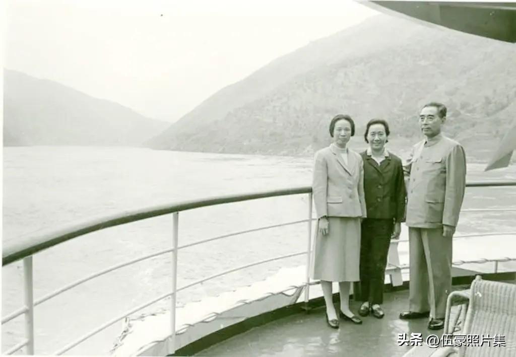上世纪六十年代，张颖（左一）和康岱莎（左二）陪同周恩来总理在长江三峡游览的船上合