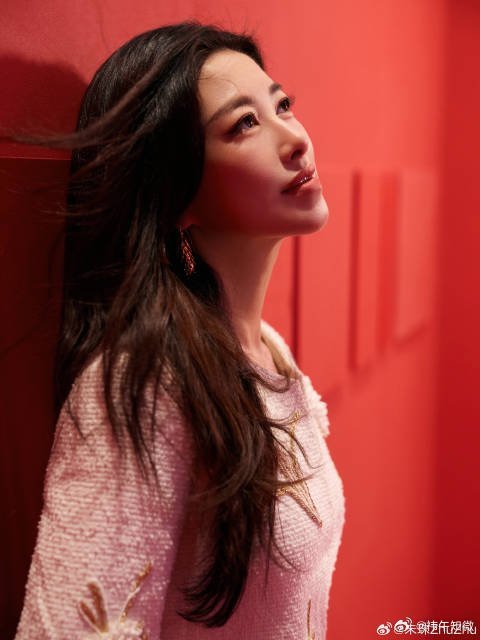 朱珠好绝的妈咪气质 真的很好奇，朱珠女儿叫“王珠宝”是真名字还是小名呀？感觉特别