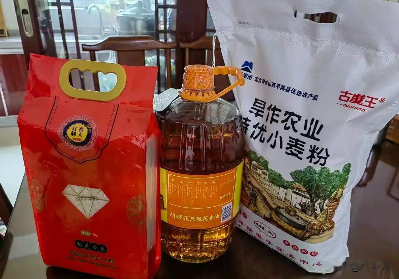 单位中秋福利，拉回来了。

老公开车去领的。

进门时，一手油，一手米，肩上还扛
