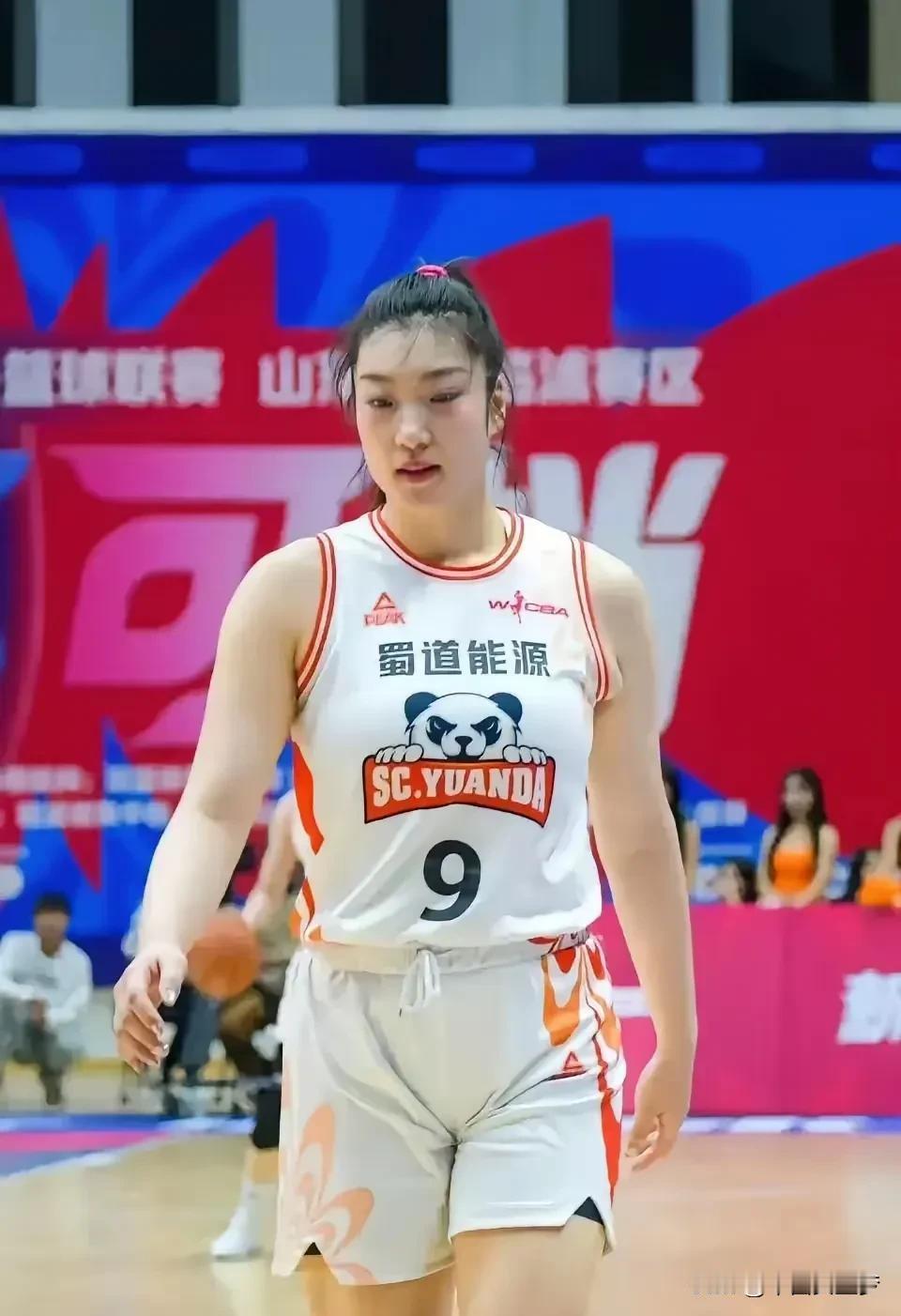 战神李梦又出场，队友欢呼，全场尖叫，一眼洞穿对手防线，李梦瞬间传球，队友马上接一