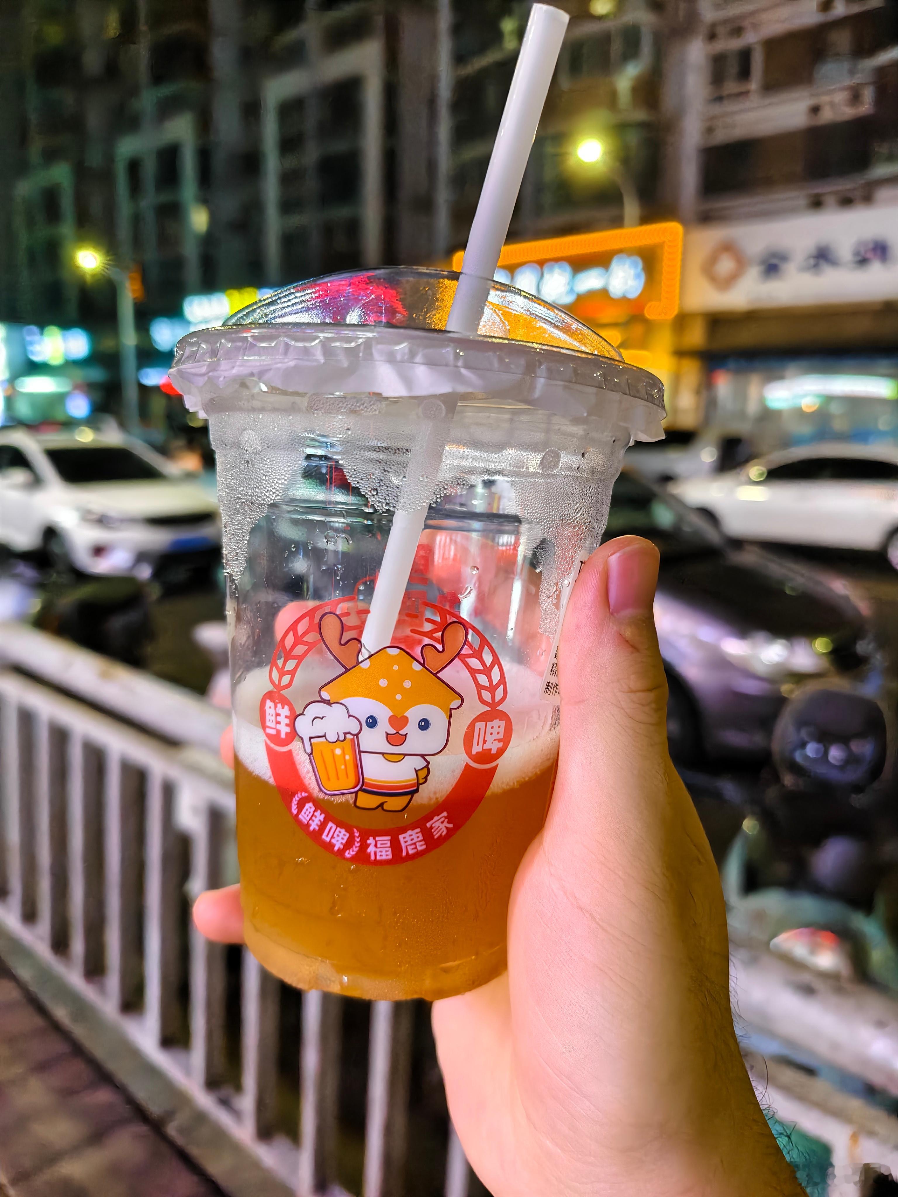 晚上又喝了一次福鹿家，才知道我喜欢喝的不是啤酒，是酒味小甜水，没甜味完全喝不下去