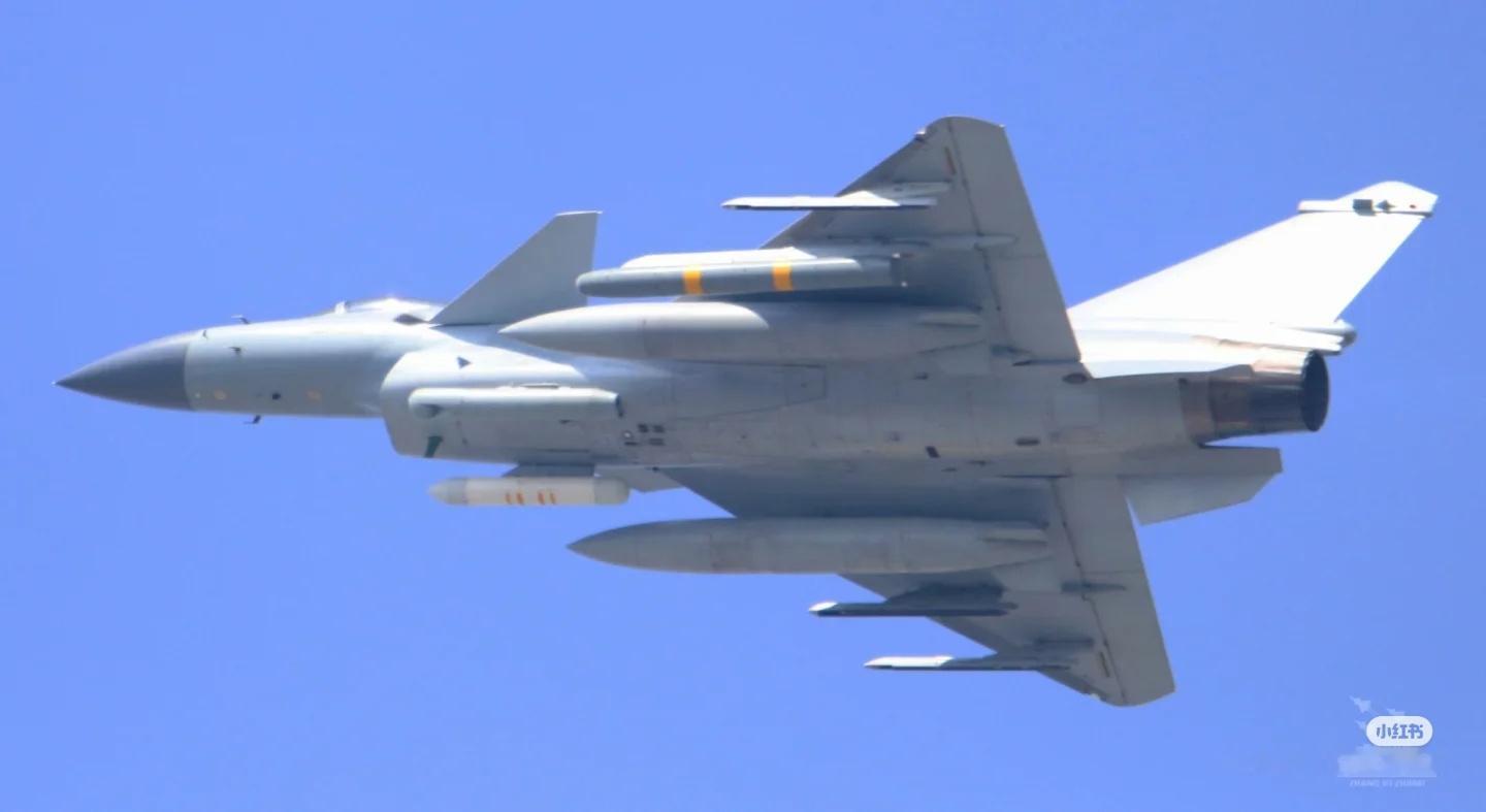 J-10挂弹合集。 ​​​