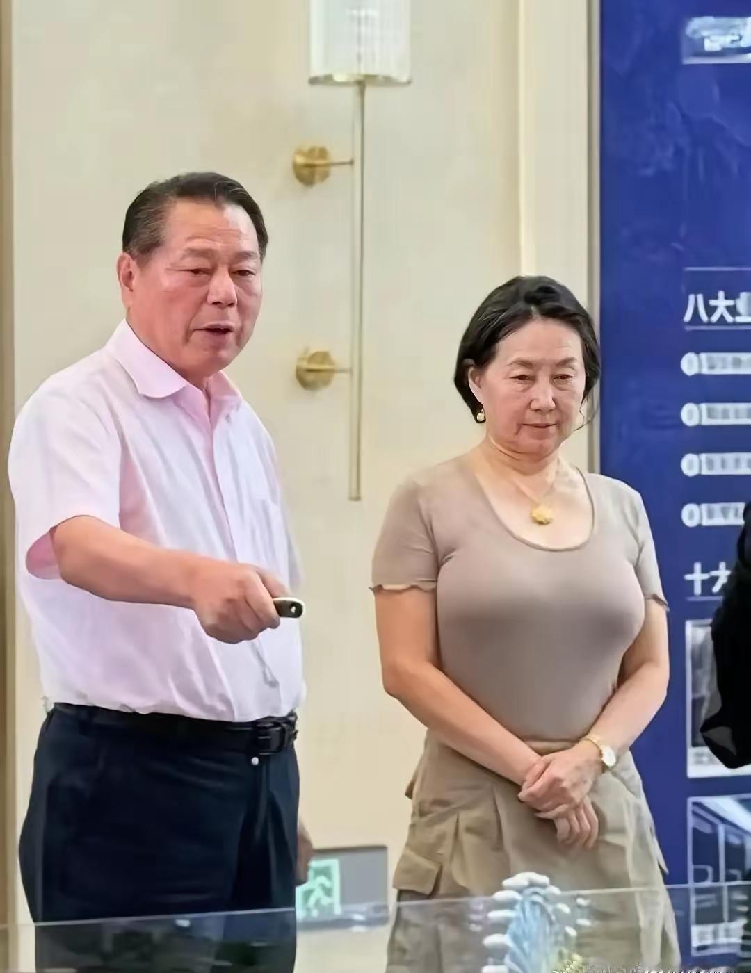 何超琼多大了？看起来比同龄人老多了，无论是精气神还是体型都不及李嘉欣，原因有三点