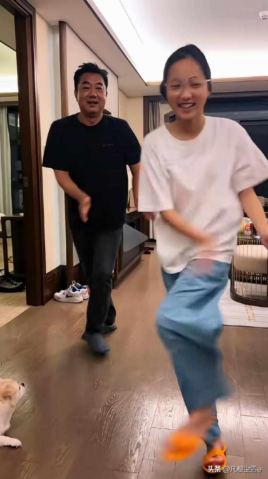 看了演员董勇和女儿跳舞的视频，我深切感受到：龙生龙，凤生凤，耗子的儿子会打洞。