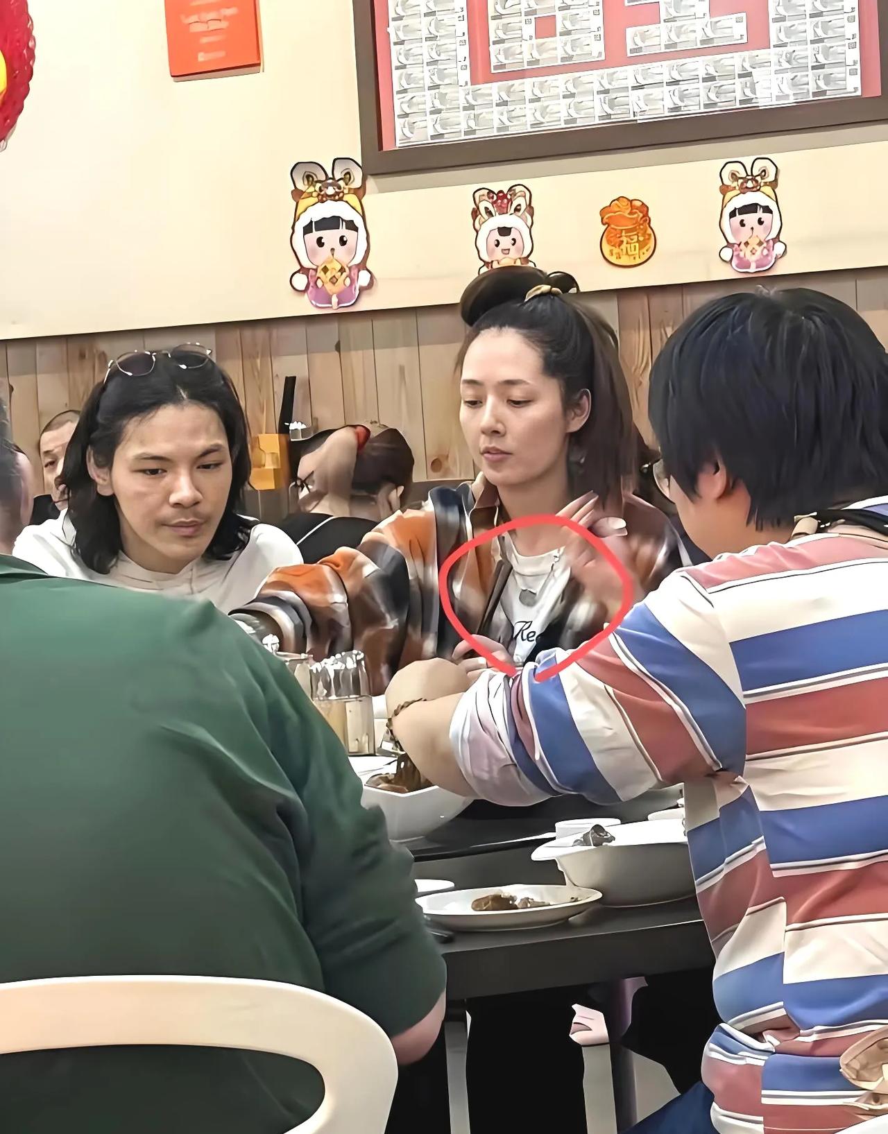 网友餐馆偶遇向左夫妻倆，素颜的郭碧婷太漂亮！

有网友在用餐期间，偶然遇到了向左