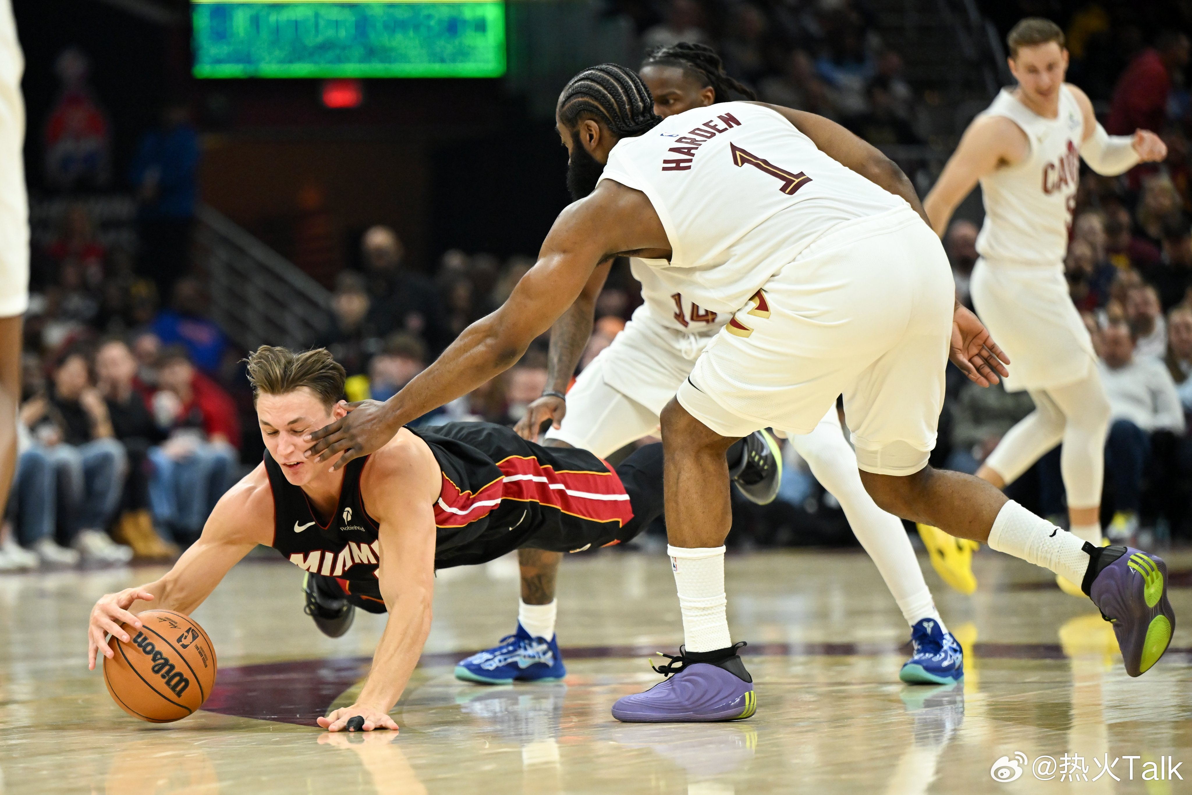 詹姆斯鱼跃式救球可以上热搜拉尔松鱼跃救球能上吗这个图里也有一个詹姆斯詹姆斯鱼跃飞