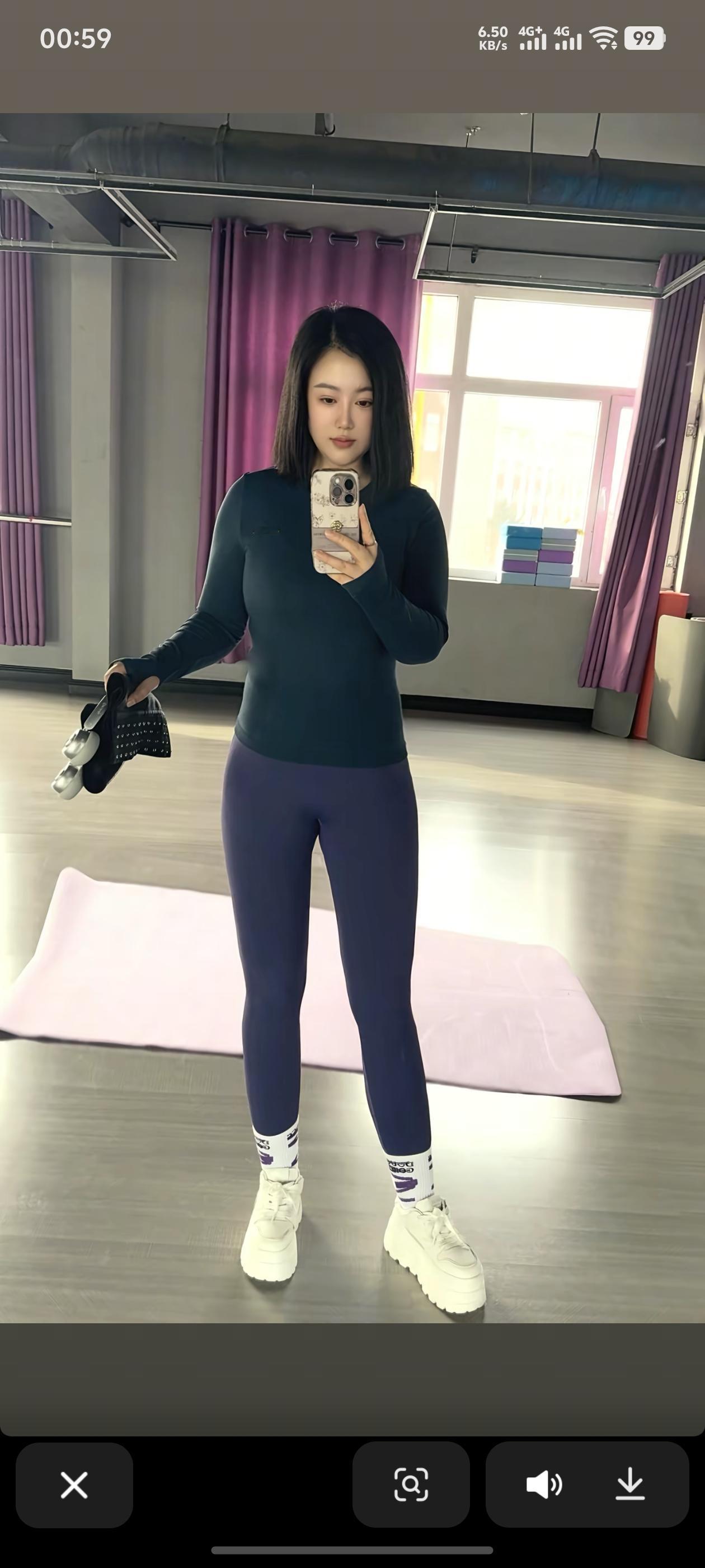 瑜伽垫上的“较劲时刻”
 
瑜伽垫刚在地板上铺平，深绿紧身衣裹着暖乎乎的劲儿，藏