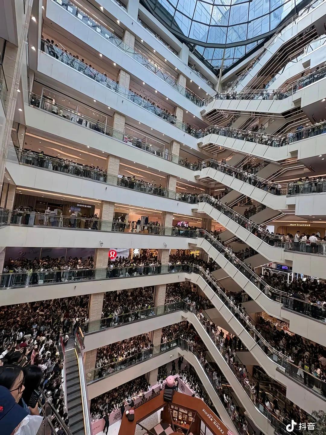 赵露思粉丝粘性是真高，都怕楼塌了😱 ​​​