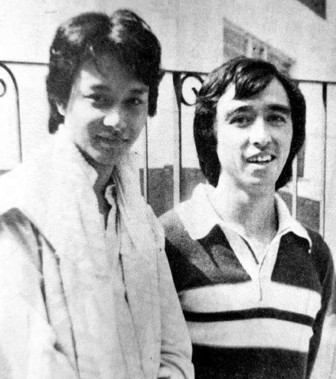 70年代，张国荣和香港足球队队长郭家明，一张罕见的合影，彼时二人分别是香港文艺圈